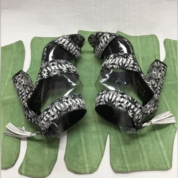 Nicole Miller Beautiful Black & White Heels - Picture 4 of 9